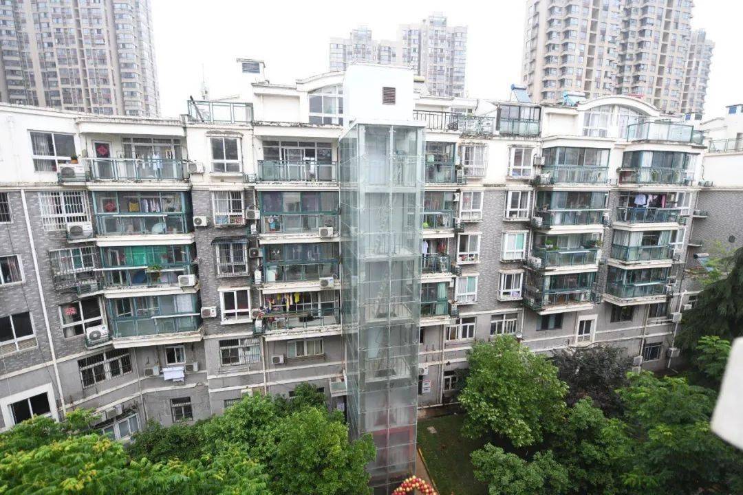 这也是全市首部既有住宅平层入户加装电梯,被赞为芜湖"网红"电梯.