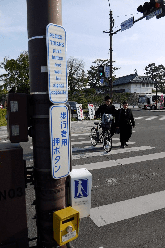 日本设计人性化红绿灯竟会发出声音提醒盲人过马路