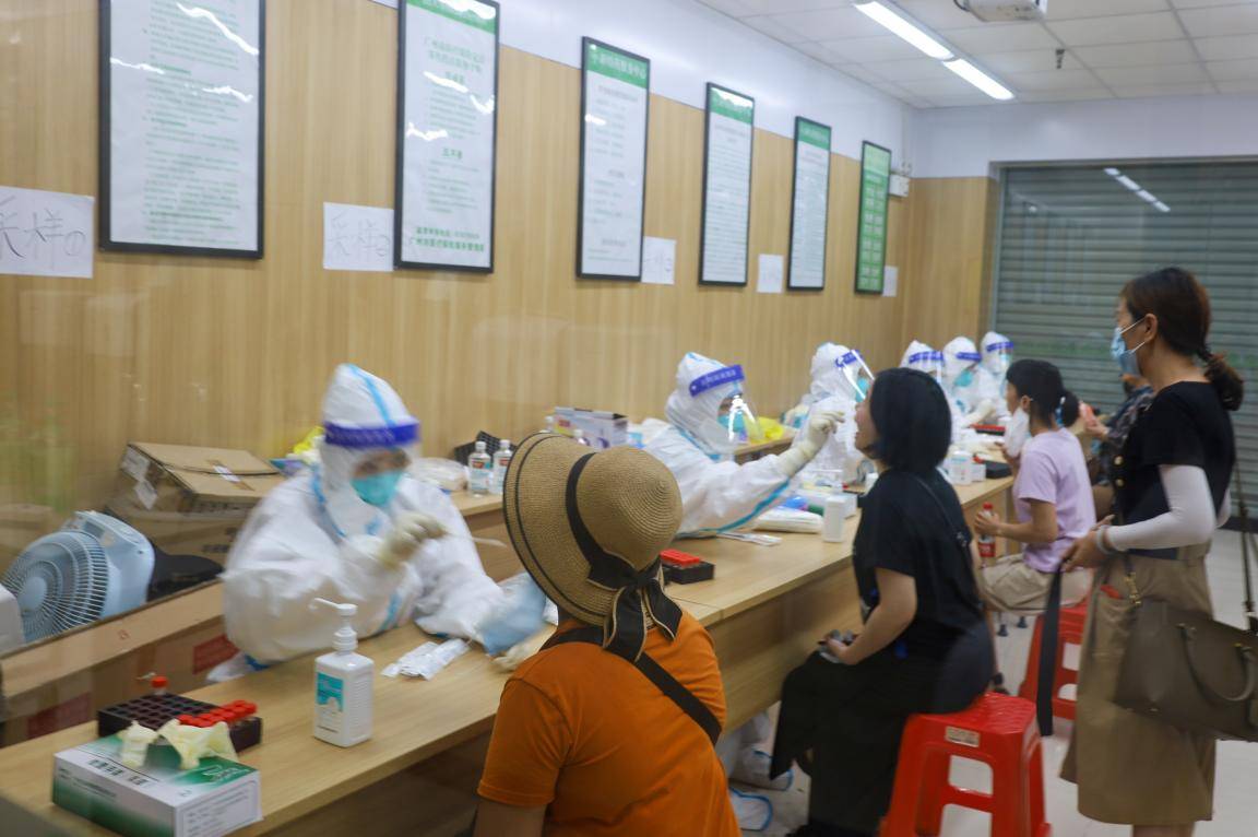 排队有序,服务耐心……江南中街临时核酸检测点现场直击
