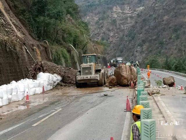 杭瑞高速漾濞段因雨后发生塌方中断目前已恢复通行