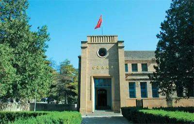 中央大礼堂坐落于延安杨家岭革命旧址,1945年,党的第七届全国代表大会