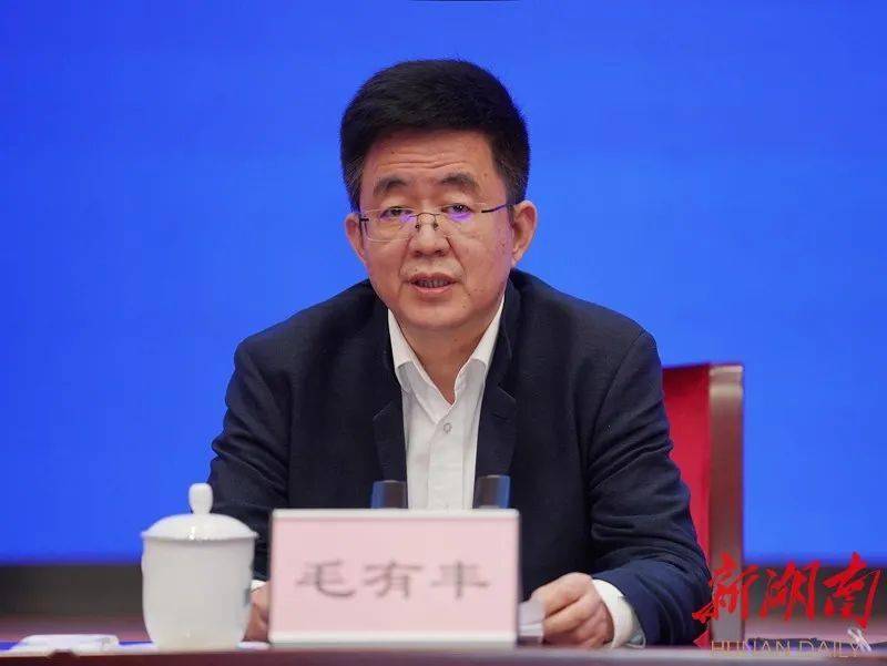 国家统计局党组成员,副局长毛有丰作专题辅导报告.