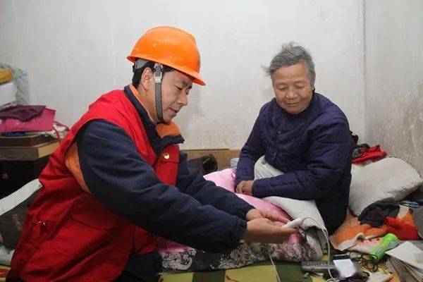 关爱老人 暖心服务