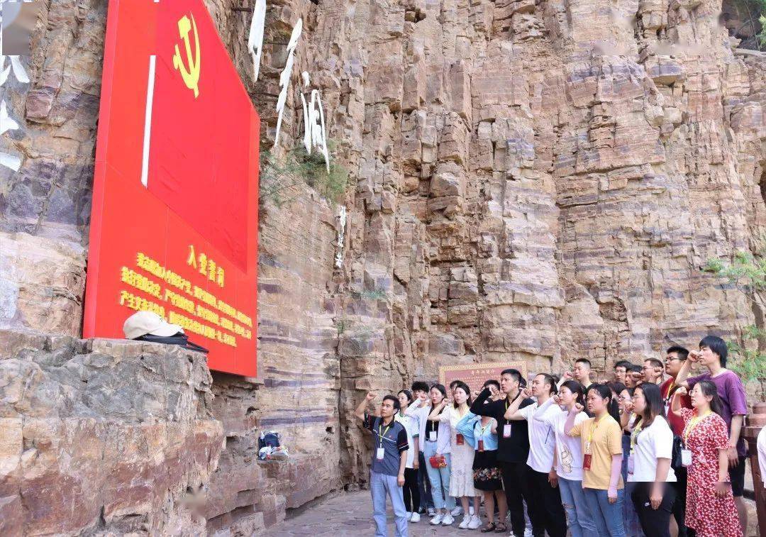 四站:红旗渠青年洞  第五站:红旗渠纪念馆  合影留念 牢记红旗渠精神