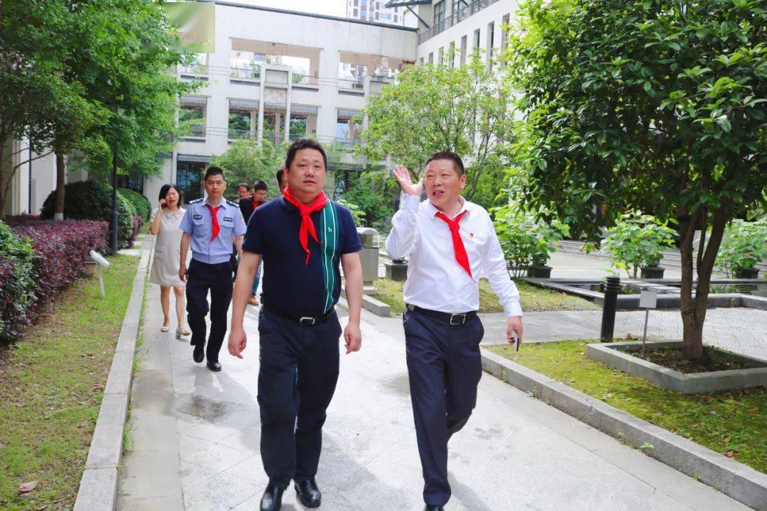 人大工委主任董显燕,街道办事处副主任屠卫东等领导分别来到文渊小学