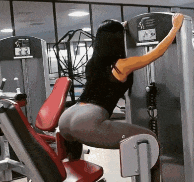 areum每天最少 要在健身房呆2个小时 做一些简单的动作也如此性感