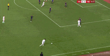 第64分钟,上演梅开二度的武磊被调整下场休息,尹鸿博替补登场,时隔