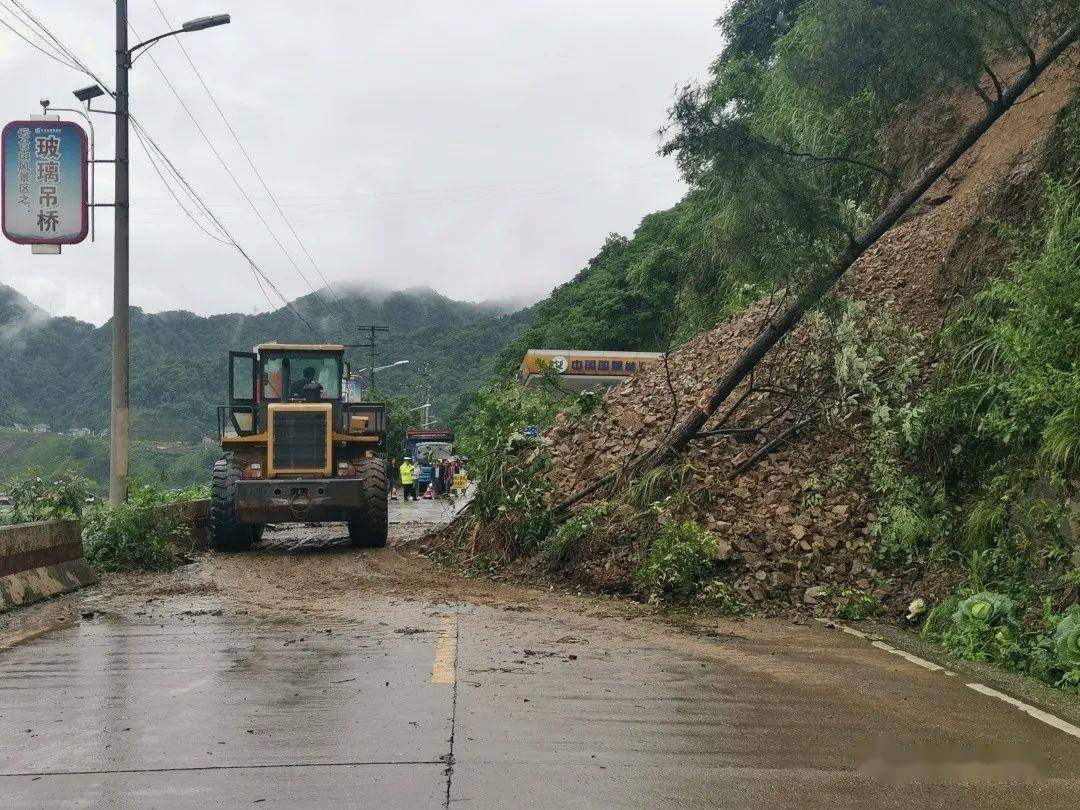 2小时抢通塌方 全力保障道路安全畅通_安化县