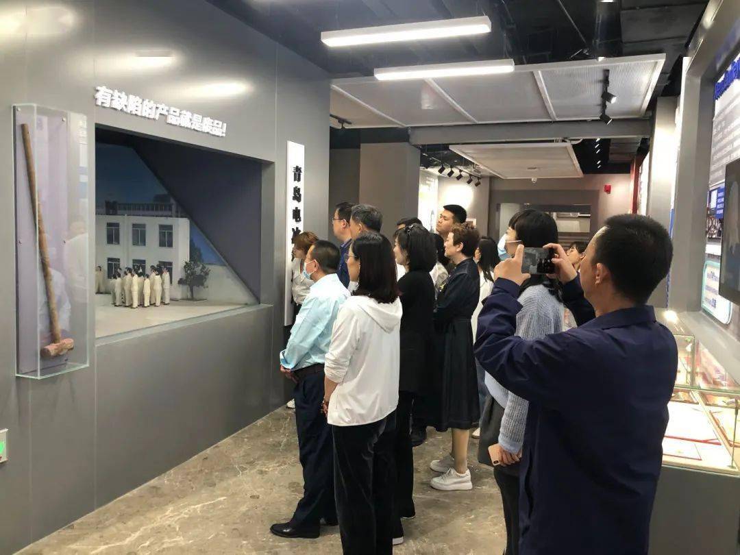 路小学参观学习青岛市工人文化宫劳模工匠展示馆作为弘扬"三种精神