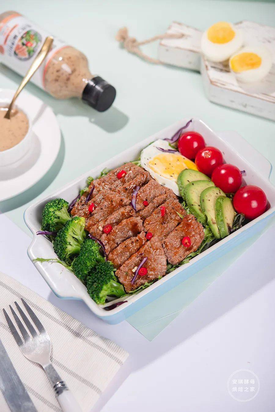 牛肉沙拉也可以用同样的方法炮制,稍加摆盘可以媲美轻食店的出品哦.