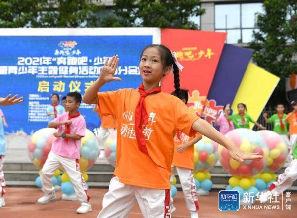 5月31日,广西南宁市玉兰路小学的孩子们在启动仪式上表演节目《少年