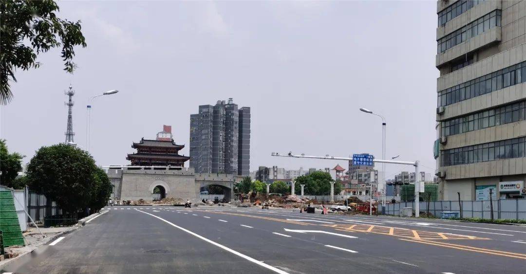 邓州水上楼城楼门下可以走了,车辆正常通行!