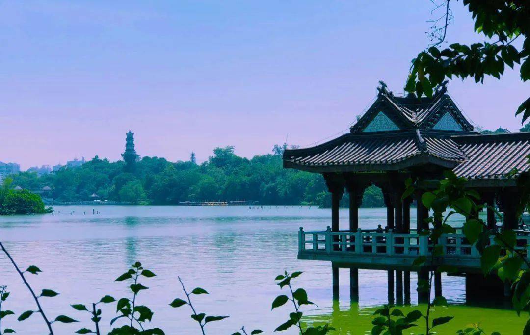 与杭州一样,惠州也有西湖也有苏堤,这苏堤也是苏东坡发起倡导修建的.