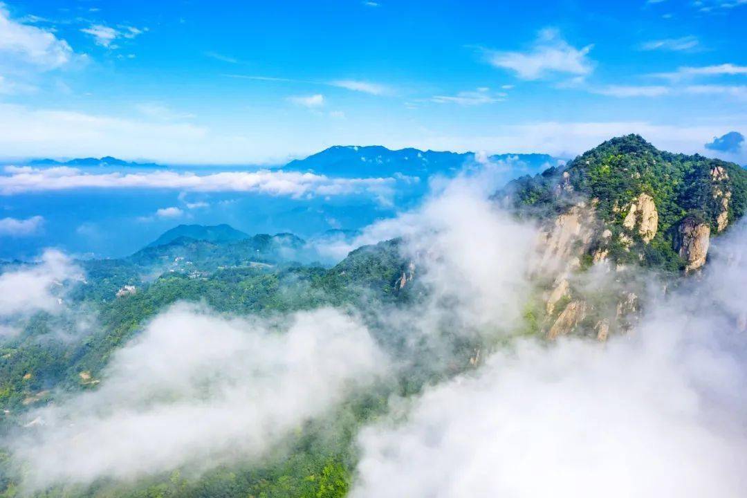 大自然果然是神奇的造物主,天地的色彩丰富而迷人.美哉,悬剑山!