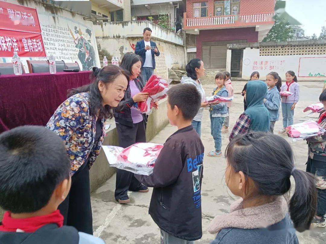 毕节市总工会赴织金县鸡场乡开展六一慰问暨新修订未成年人保护法宣传