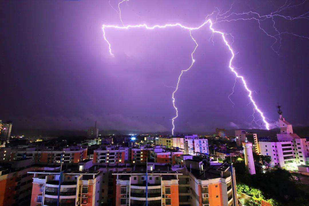 南宁昨晚电闪雷鸣 风雨交加雨声,风声,雷声,闪电交织在一起路上的行人