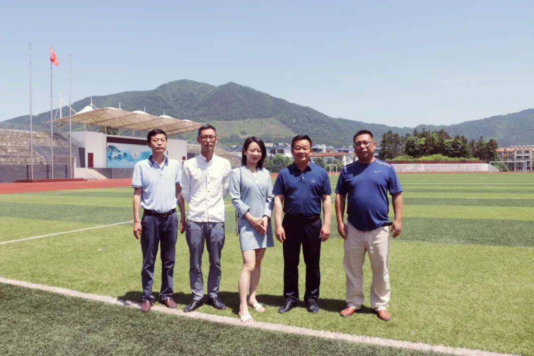艾诚回到母校黄山一中 鼓励高考学生相信自己
