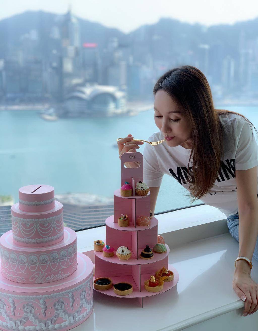 50岁郭可盈有反差萌一把年纪衣服花里胡哨小花边尽显少女心