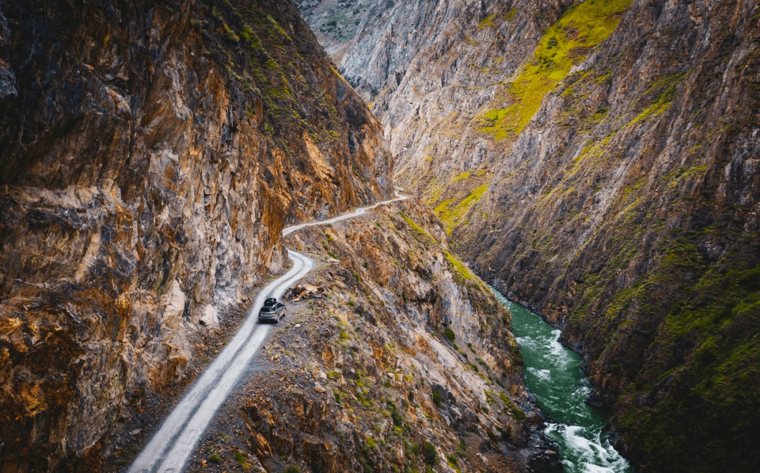 丙察察线又被称为第七条进藏公路,仍保持着原始自然的美景,这是一条人