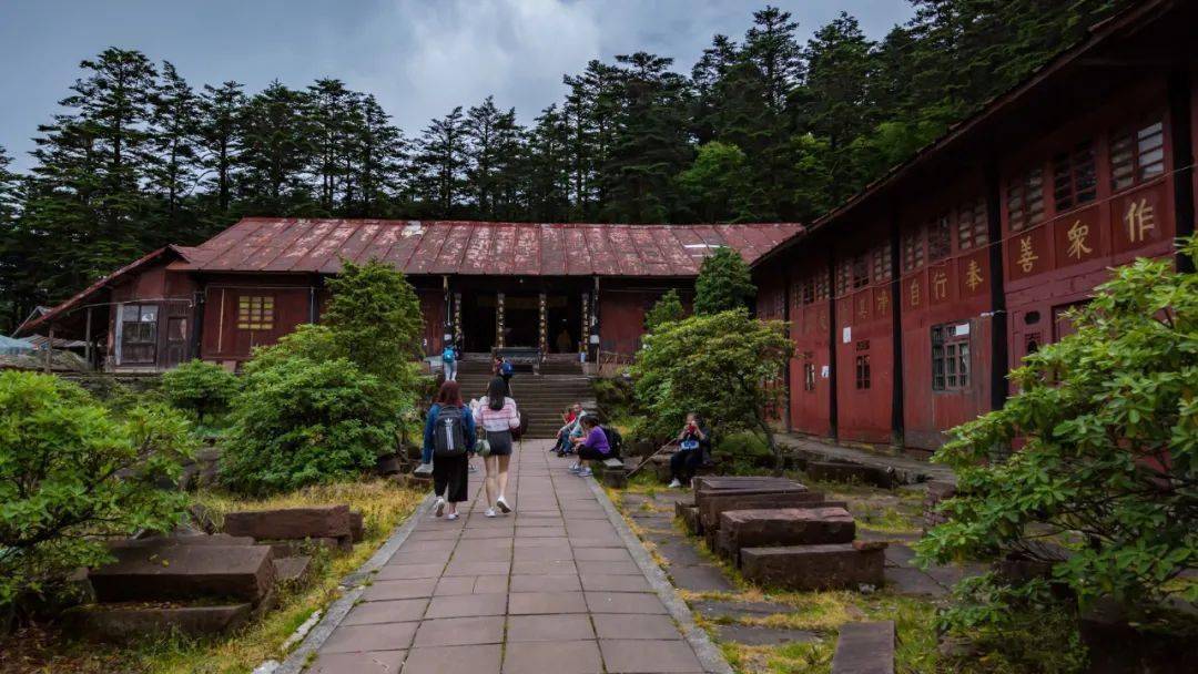 在峨眉山有一种独特的住宿方式是寄宿在寺庙里