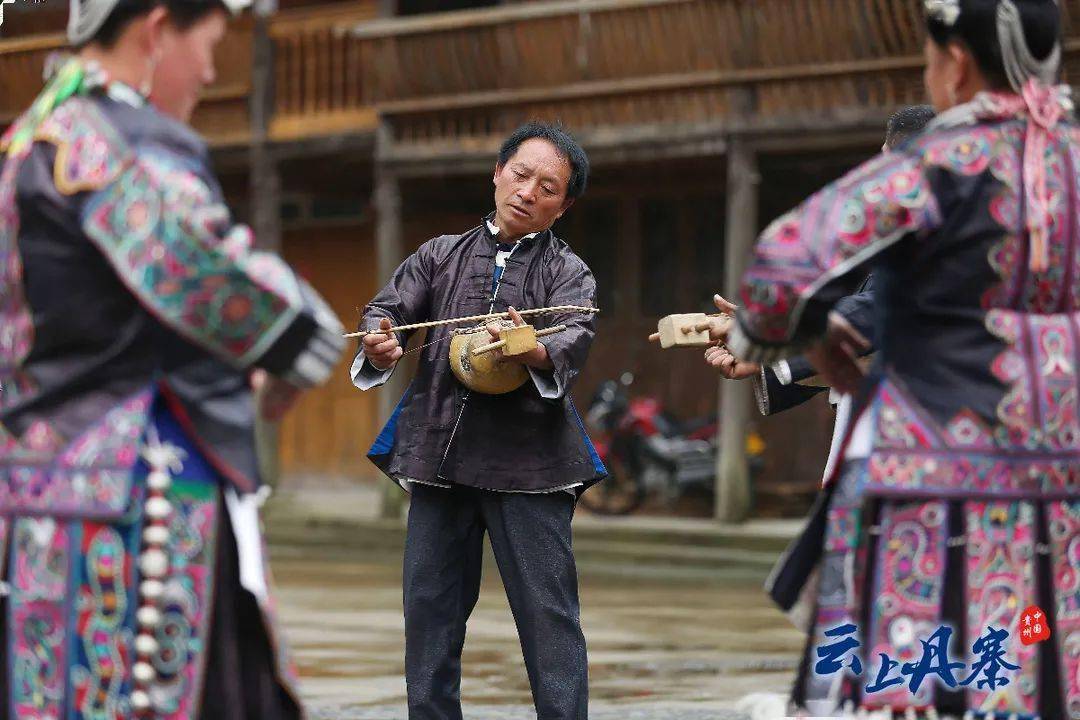 2018年5月11日,苗族村民在丹寨县雅灰乡送陇苗寨演奏《苗族古瓢舞》