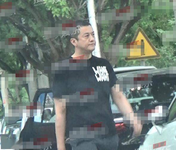 李亚鹏近段时间发福不少,即使他穿着一身黑也掩盖不了他凸起的小肚腩