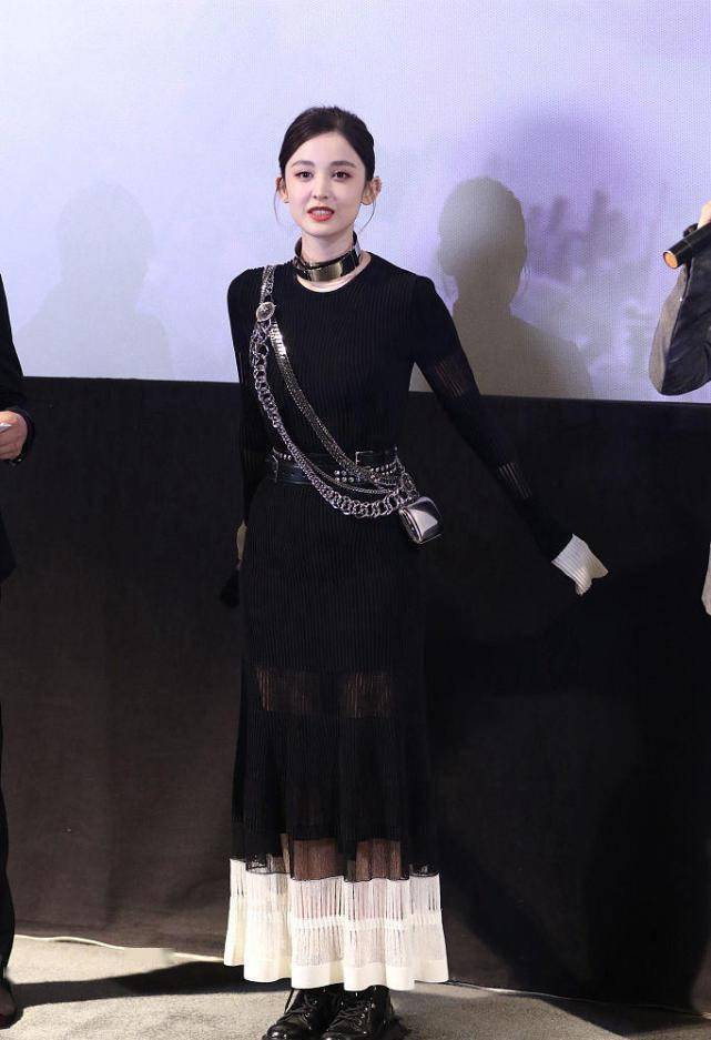 古力娜扎造型大胆吸睛衣服面料虚虚实实隐约透出白嫩肌肤