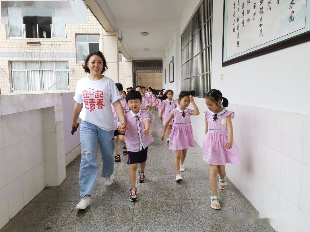 ——爱心幼儿园大班参观小学活动