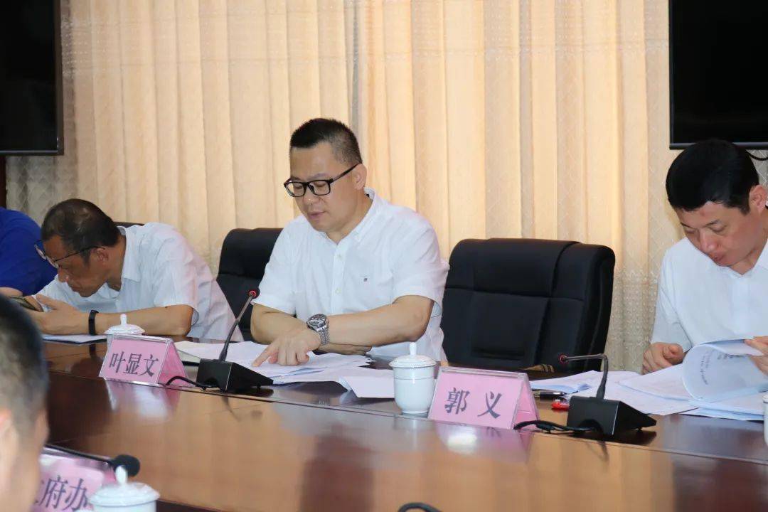 而后,在实验小学叶显文主任一行先查看学校禁毒教育基