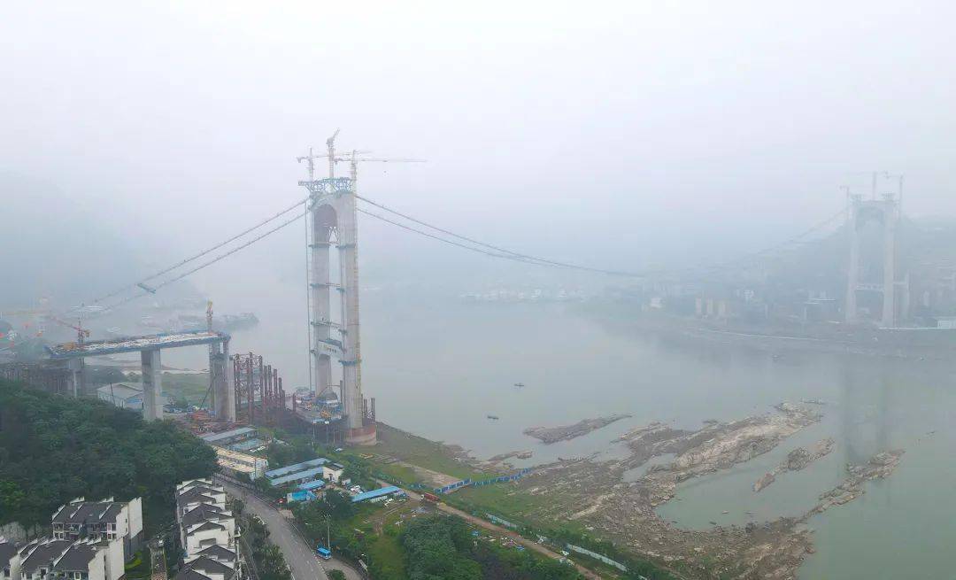 "由于郭家沱长江大桥猫道跨度较长,悬空较高,因此猫道施工安全控制是