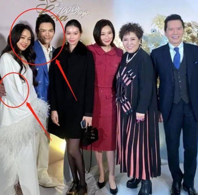 向佐女儿百日宴郭碧婷合影站最边上向佐手放的位置却成亮点