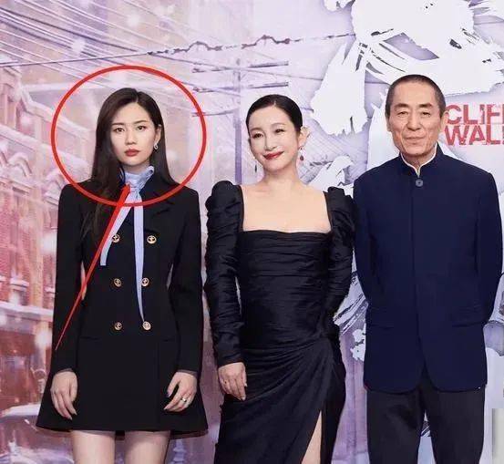 呐~最左边的这位,就是新一任的"谋女郎"周晓凡