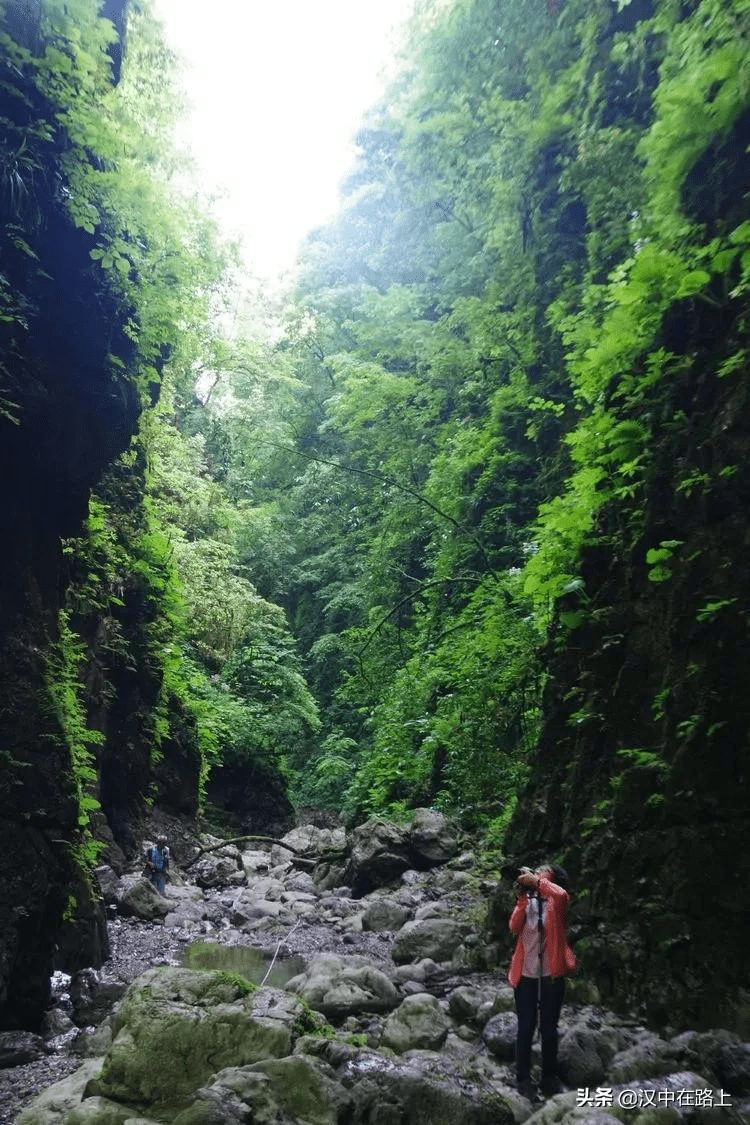 汉中小南海惊现地缝奇观