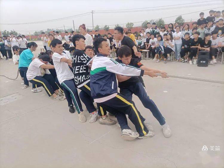 馆陶县路桥中学拔河场上激情四射的学子们