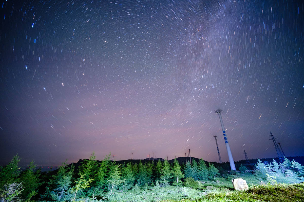 2021年6月14日凌晨,河北张家口冰山梁上,银河清晰可见,漫天星河,浪漫