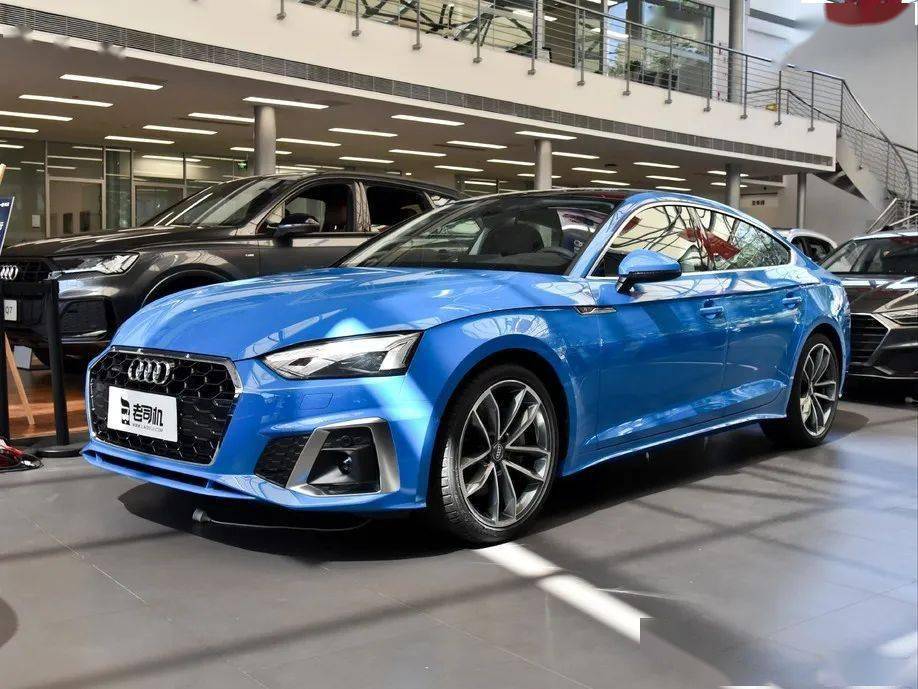 奥迪a5 2021款 sportback 45 tfsi quattro 臻选动感型前脸呈现出运动