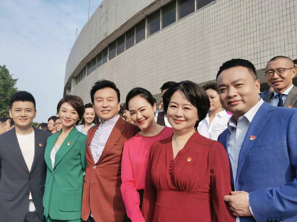 央视主持天团齐聚,康辉稳居c位,李梓萌中国红艳压,鞠萍胖好多