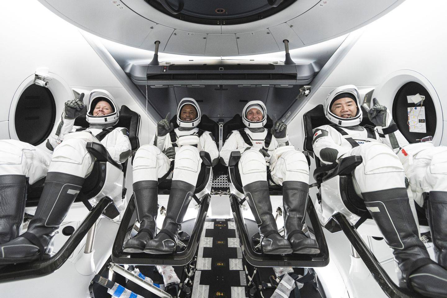 龙飞船是马斯克spacex公司的新一代可重复使用航天运载器,分为载人龙