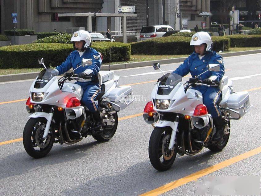 你和日本骑警只差一个警视厅贴纸 本田四缸旗舰cb1300实拍_搜狐汽车