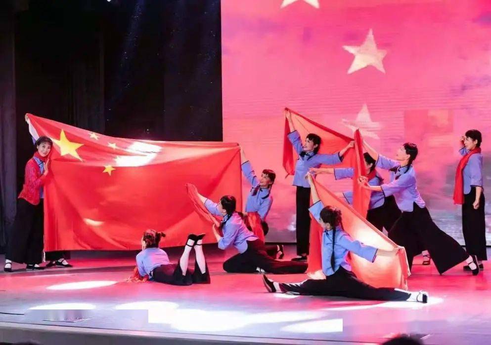 展演中,东华门街道文艺团队三色舞艺术团为大家带来了舞蹈《绣红旗》