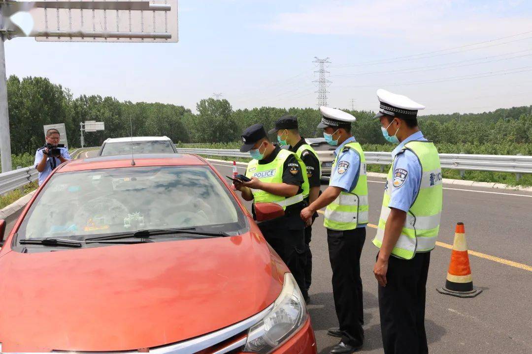 现场直击!临港交警,公安多处设卡,重点检查