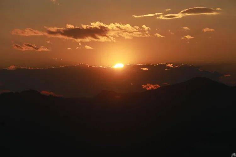 日落月出长虫山_西山