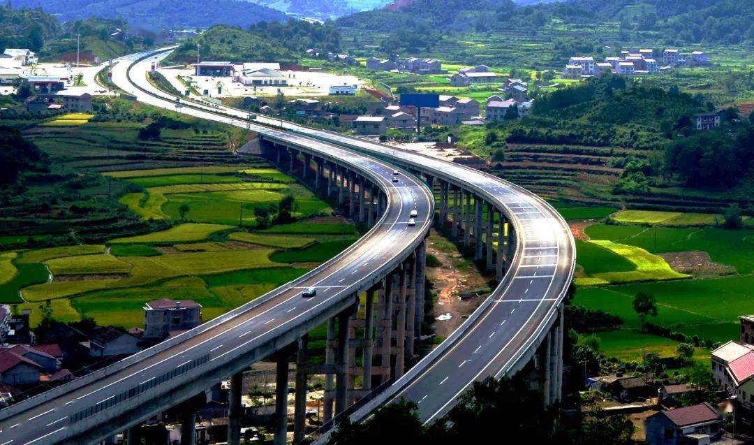 人民日报头条"沿着高速看中国"收官大作 | 高速公路,铺就发展快车道