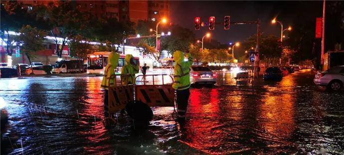 广州暴雨,冲上热搜!番禺6-7级阵风 暴雨将持续至