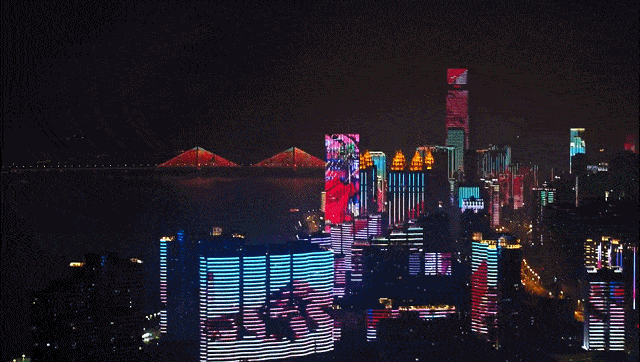 一艘南湖上的红船从黎明中驶来