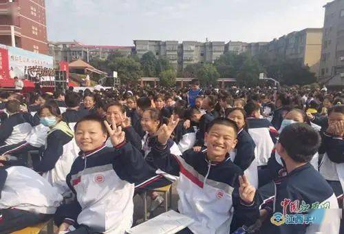 小哥哥一双帆布鞋注入活力元素清新自然,仿若微风拂面二中这样宽松