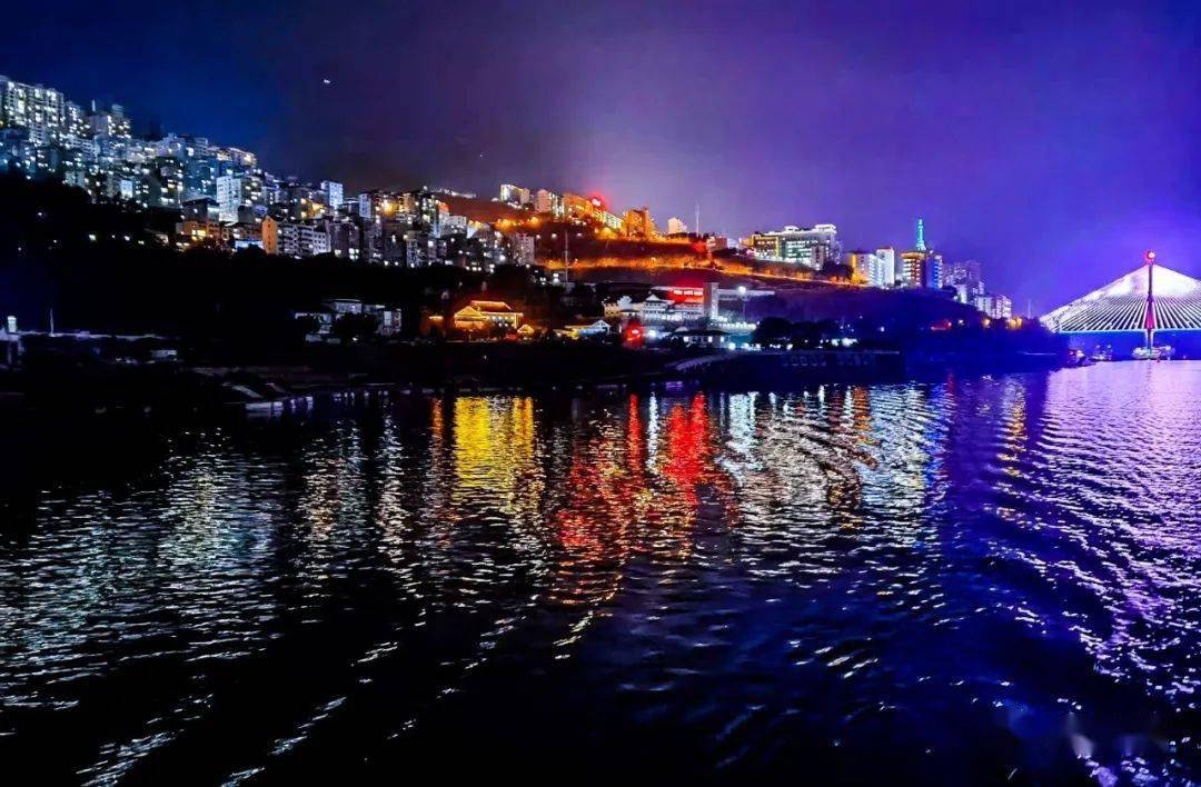 游三峡:船过巴东观夜景