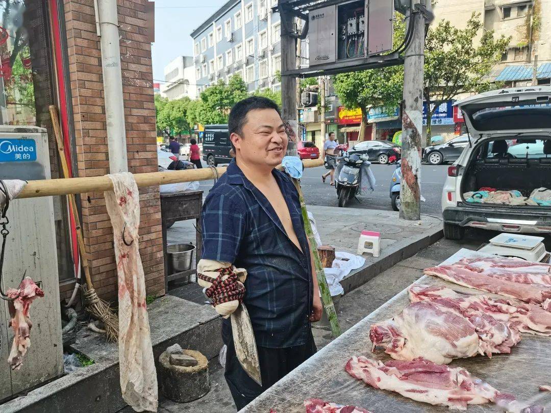 一开始,昌光辉每天踏着一台人力三轮车沿着大街小巷卖猪肉,居无定所.