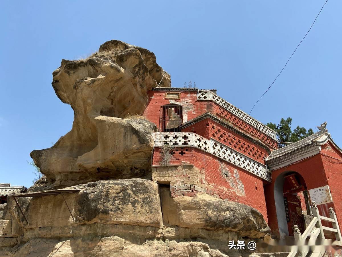 佳县云岩寺建在云朵般岩石上的寺院