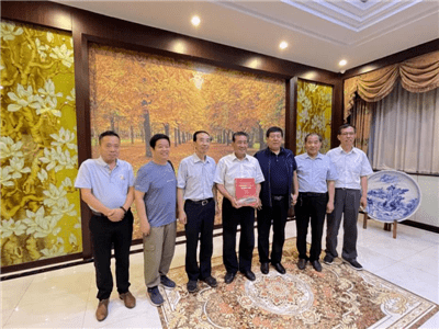 会前,褚飞跃会长向河北铁道协会赠送了分会名誉会长,原铁道部副部长